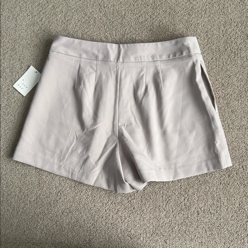 S37 NWT a new day High Rise Tailored Short - Size: 10‎